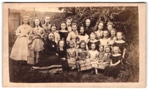 Fotografie Denham, Dublin, Herbert Cottage, Gruppenporträt von Mädchen und Frauen in einem Garten