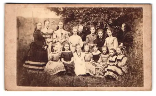 Fotografie Denham, Dublin, Herbert Cottage, Gruppenporträt von Frauen und Mädchen im Freien