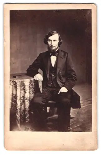 Fotografie Henry Smith, Edinburgh, 102 South Bridge, Sitzender Mann mit Bart