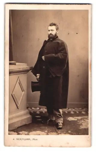 Fotografie A. Bertrand, Paris, Rue Dauphine 34, Victor Bammon mit Mantel und Zylinder