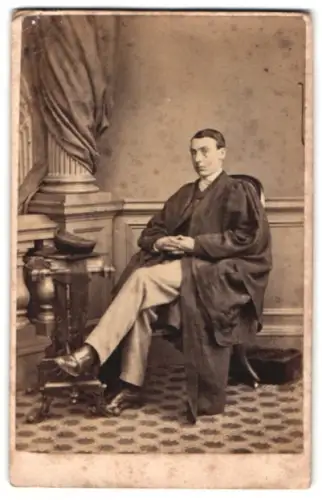 Fotografie James Robinson, Dublin, Grafton Street 65, Eleganter Herr auf einem Stuhl sitzend