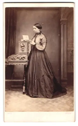 Fotografie Galbraith, Dundalk, Frau mit Buch im Atelier