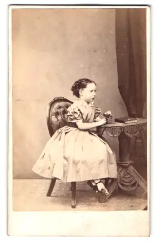 Fotografie F. H. Mares, Dublin, Grafton St. 79, Porträt eines jungen Mädchens