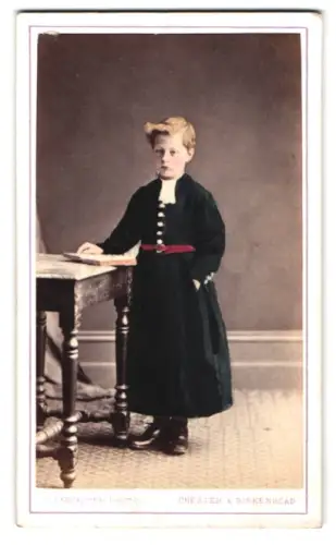 Fotografie John Lancaster, Chester, Grosvenor Street, Junge im eleganten Mantel mit Buch, handkoloriert
