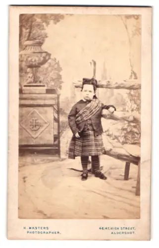 Fotografie H. Masters, Aldershot, High Street 46-47, Kleiner Junge im Kilt