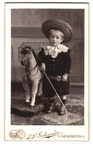 Fotografie J. G. Lubeseder, Segeberg, Kirchstrasse 34, Kind mit Spielzeugpferd auf Rollen