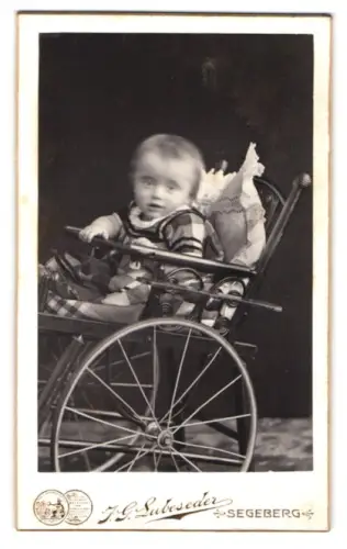 Fotografie J. G. Lubeseder, Segeberg, Kirchstrasse 34, Kleinkind in Kinderwagen