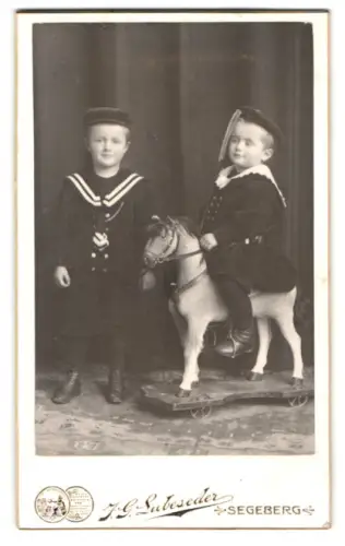 Fotografie J. G. Lubeseder, Segeberg, Kirchstrasse 34, Kinder mit Spielzeugpferd auf Rollen