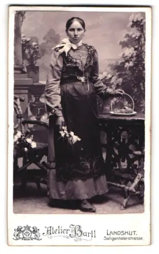 Fotografie Atelier Bartl, Landshut, Seligenthalerstrasse, Frau in deutscher Tracht mit Blumen