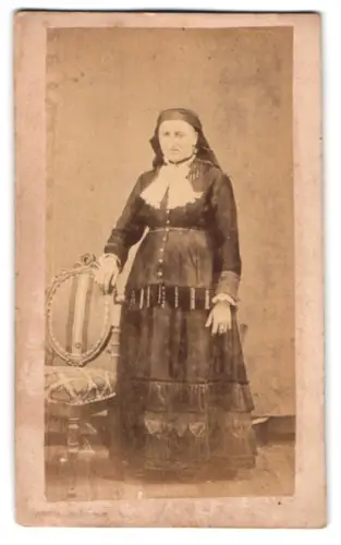 Fotografie unbekannter Fotograf und Ort, Elegante Dame in Passauer Tracht mit Stuhl