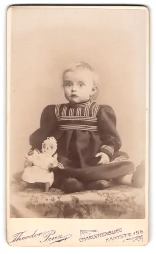 Fotografie Theodor Penz, Charlottenburg, Kantstrasse 156, Kleinkind mit Puppe