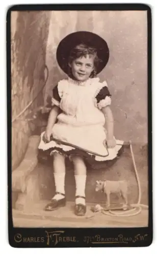 Fotografie Charles F. Treble, London, Brixton Road 37a, Mädchen mit Hut und Spielzeugtier