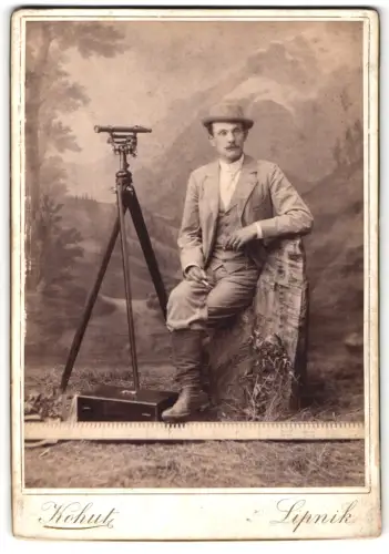 Fotografie Kohut, Lipnik, Landvermesser mit Nivelliergerät im Juli 1900