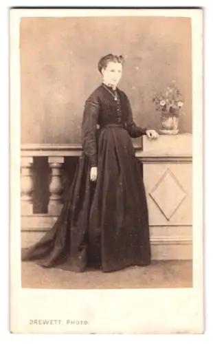 Fotografie Drewett, Guildford, High Street 47, Frau mit elegantem Kleid