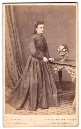 Fotografie Beard, London, King William Street 31, Porträt einer eleganten Dame