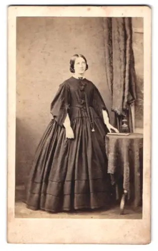 Fotografie J. McCornick, Walsall, Park St. 60, Dame im eleganten Kleid mit Buch