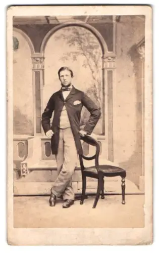Fotografie C. P. Chapple, Ilminster, Vornehmer Herr mit Stuhl