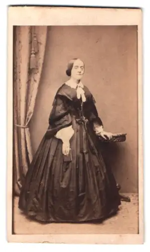 Fotografie R. Marowsky, Berlin, Charlottenstrasse 62, Sophie im eleganten Kleid, Hermann Berner