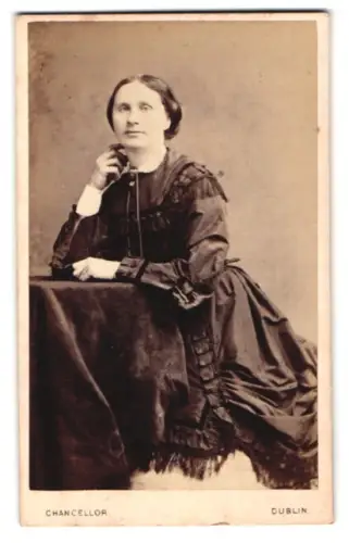 Fotografie Chancellor, Dublin, Lower Sackville Street 55, Porträt einer sitzenden Dame