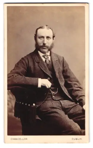 Fotografie Chancellor, Dublin, Lower Sackville Street 55, Herr im Anzug mit gestreifter Krawatte