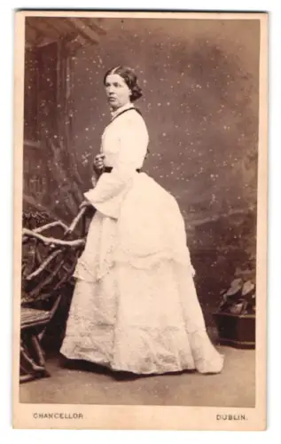 Fotografie Chancellor, Dublin, Lower Sackville Street 55, Dame im eleganten Kleid