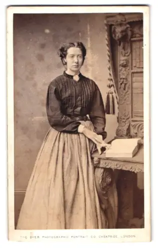 Fotografie A. A. Wood, London, Cheapside 74, Porträt einer Frau mit Buch