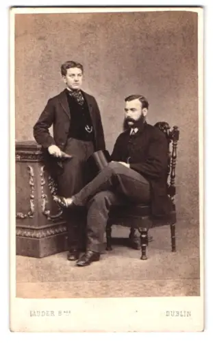 Fotografie Lauder Bros, Dublin, 45 Lower Sackville Street, Zwei Herren zusammen im Atelier