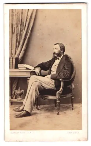 Fotografie Schwarzschild & Co., Calcutta, Eleganter Herr im Sessel