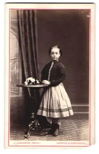Fotografie J. Lancaster, Chester, Grosvenor Street, Mädchen mit Tisch und Vorhang