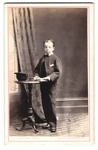 Fotografie J. Lancaster, Chester, Grosvenor Street, Junge mit Buch an einem Tisch