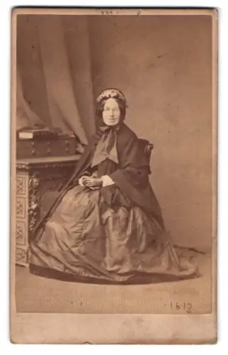 Fotografie Alfred Harman & Co., Peckham, Harders Road, Dame im eleganten Kleid