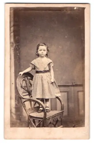 Fotografie Gallbraith, Dundalk, Kleines Mädchen auf einem Stuhl