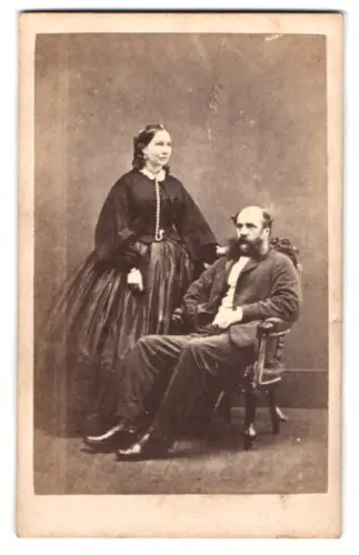 Fotografie unbekannter Fotograf und Ort, Elegantes Paar im Studio