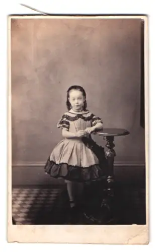 Fotografie J. Charles, Chester, Brook Street, Mädchen neben Tisch