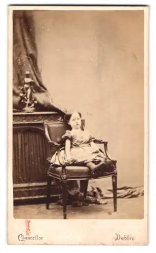 Fotografie Chancellor, Dublin, Lower Sackville St 55, Mädchen auf Stuhl sitzend