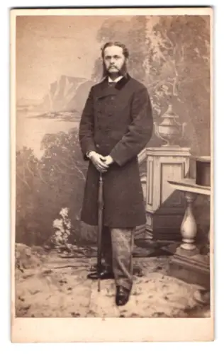 Fotografie unbekannter Fotograf und Ort, Eleganter Herr mit Schirm