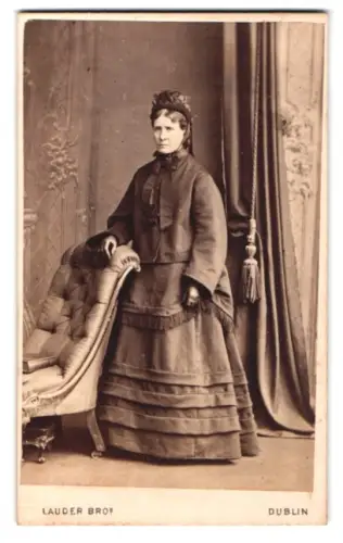 Fotografie Lauder Bros, Dublin, Lower Sackville St 45, Stehende Dame mit elegantem Kleid