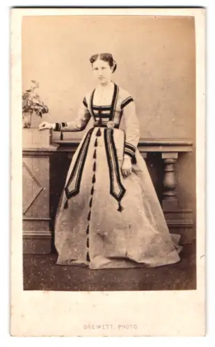 Fotografie Drewett, Guildford, High Street 47, Dame in elegantem Kleid