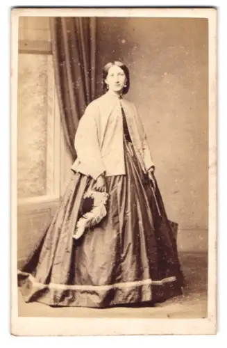 Fotografie J. McCornick, Walsall, The Bridge 3, Dame in elegantem Kleid mit Hut