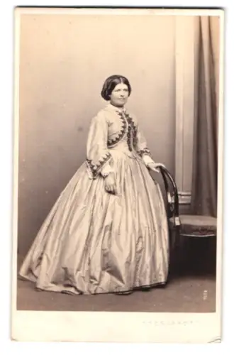 Fotografie Edge Photo, Ort unbekannt, Frau im eleganten Kleid im Atelier