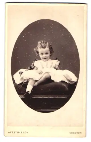 Fotografie Webster & Son, Chester, Bridge St Row 9, Porträt eines kleinen Kindes mit lockigem Haar
