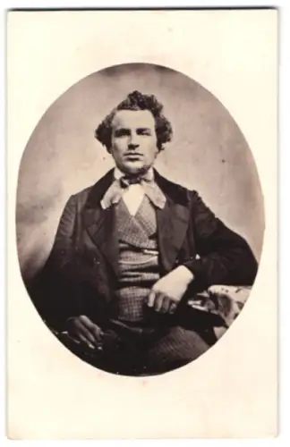 Fotografie J. Charles, Chester, Brook Street, Porträt eines eleganten Herrn mit karierter Weste