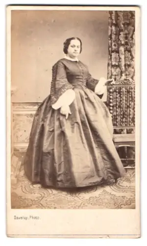 Fotografie Daveluy, Bruges, Elegante Dame in voluminösem Kleid