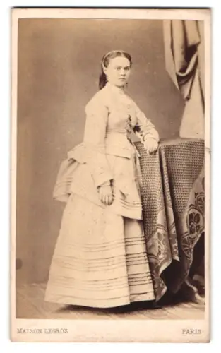 Fotografie Maison Legros, Paris, 116 Galerie de Valois, Junge Frau in hellem Kleid im Atelier