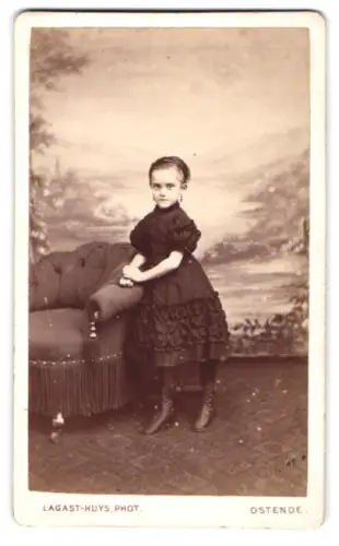 Fotografie Lagast-Huys, Ostende, Rue de Flandre 8, Kind im viktorianischen Kleid