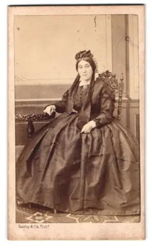 Fotografie Daveley & Fils, Bruges, Ältere Dame in elegantem Kleid