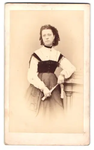Fotografie Adolph Erkelenz, Aix la Chapelle, Theater-Platz 13, Frau mit Fächer