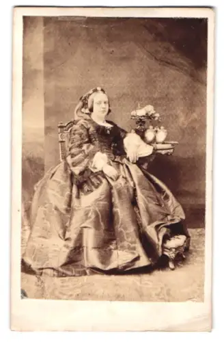 Fotografie unbekannter Fotograf und Ort, Dame in elegantem Kleid auf Stuhl sitzend