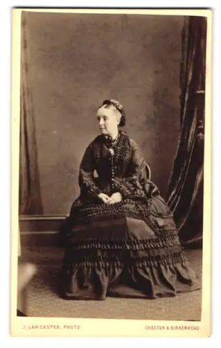 Fotografie J. Lancaster, Chester, Grosvenor Street, Frau in elegantem Kleid