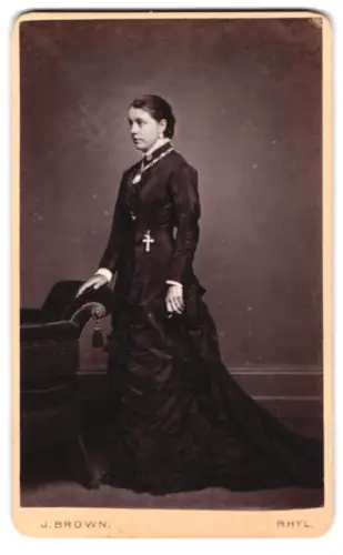 Fotografie J. Brown, Rhyl, Kinmel Street 3, Dame im eleganten Kleid